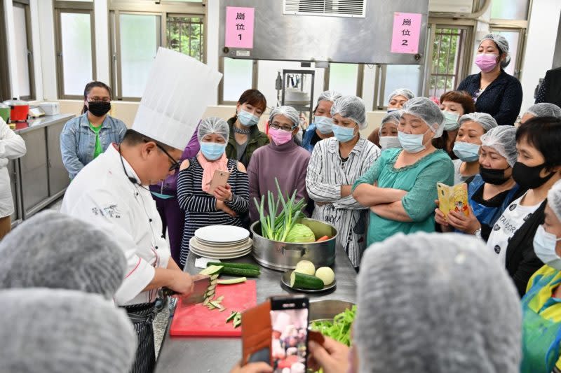灃食美味革新主廚林奕成親自示範刀工，校廚們圍觀提問。（灃食教育提供）