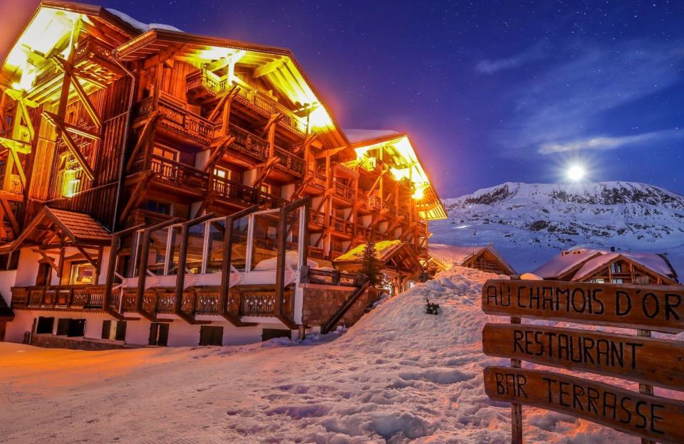 <p>Dernier de la collection Les Étincelles, cet hôtel cinq étoiles propose une vue unique sur le massif des Grandes Rousses. Un écrin de douceur à l’ambiance rustique, élégante et chaleureuse. Un véritable chalet de montagne comme on l’imagine avec proéminence du bois et fauteuils XXL pour se réchauffer au coin du feu. </p> <ul class="items"> <li>Rond-point des pistes, Rue de Fontbelle, 38750 Huez</li> <li>ouverture le 10 décembre </li> </ul><br><a href="https://chamoisdor-alpedhuez.com/fr/" rel="nofollow noopener" target="_blank" data-ylk="slk:Acheter;elm:context_link;itc:0;sec:content-canvas" class="link ">Acheter</a>