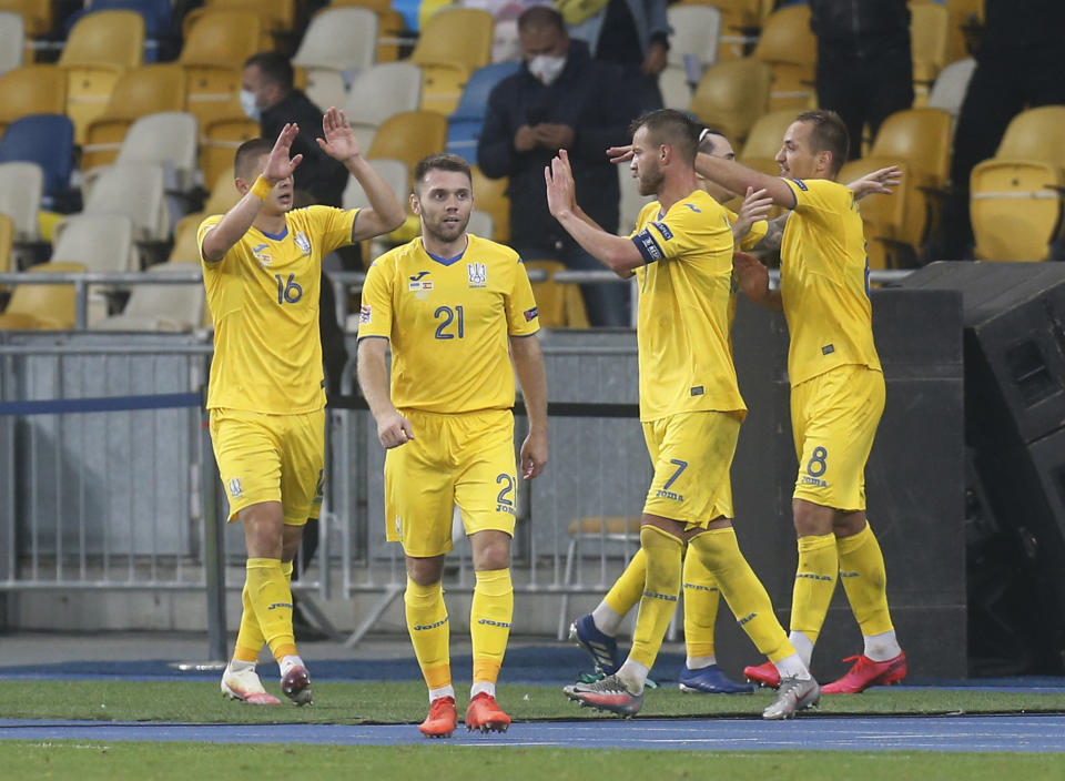 Los jugadores de la selección de Ucrania festejan un gol ante España, en un encuentro realizado el martes 13 de octubre de 2020 en Kiev (AP Foto/Efrem Lukatsky)