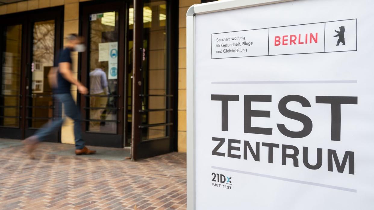 Ein Mann geht in ein Berliner Corona-Testzentrum.