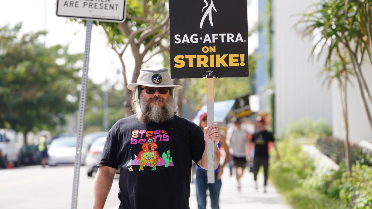  Jack Black on a SAG-AFTRA picket line. 