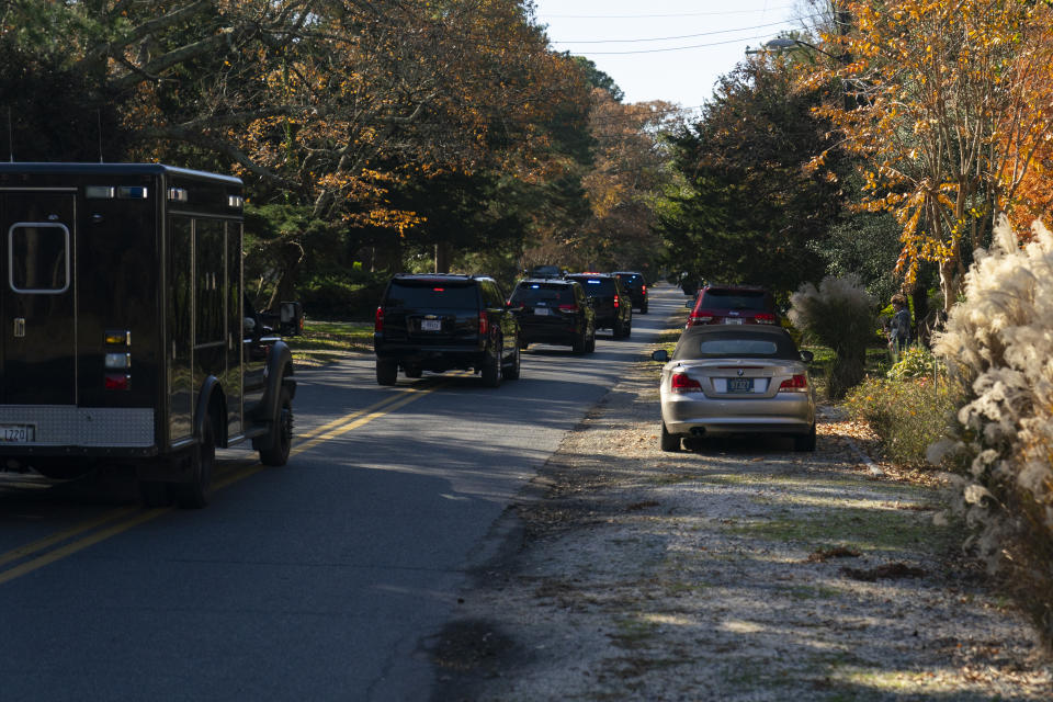 La caravana de vehículos del presidente electo Joe Biden avanza por las calles de Rehoboth Beach, Delaware, el domingo 29 de noviembre de 2020, en camino a Wilmington, en el mismo estado. (AP Foto/Carolyn Kaster)