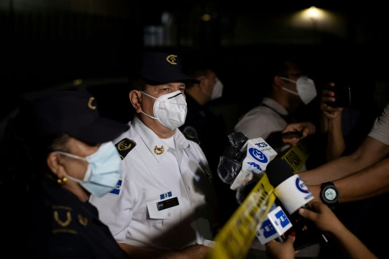 Police Commissioner General Mauricio Arriaza Chicas speaks with the press at a crime scene in San Salvador in October 2020 (Yuri CORTEZ)