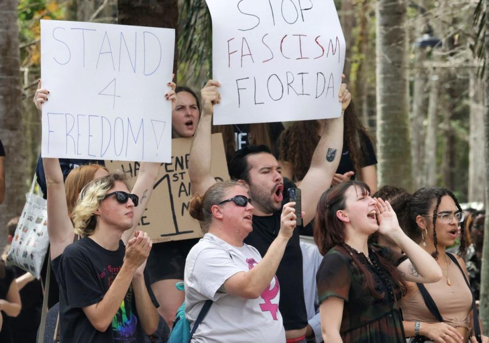 Los estudiantes y simpatizantes de la Universidad de Florida Central se unen a las protestas contra la administración DeSantis el 23 de febrero.  (AP)