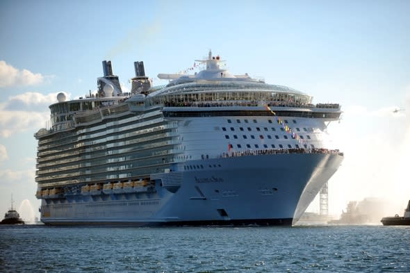 worlds-largest-cruise-ship-allure-of-the-seas-heading-for-europe