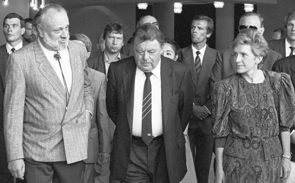 (GERMANY OUT) Kreditvermittler zur Messe eingereist. Leipzig (Bezirk Leipzig) DDR, 01. 09. 1985. Foto (v.l.): Kurt Masur (58), Franz-Josef Strauß (CSU), Sigrid Schalck-Golodkowski (SED) bei Rundgang im Gewandhaus. Die durch Bayerns Ministerpräsident eingefädelten Milliardenkredite für die DDR sind das Gesprächsthema der Messe. Die Ehrenbegleitung des im Privatflugzeug angereisten Ex-Hardliners übernahm der Staatssekretär für Außenhandel und Chef der Kommerziellen Koordinierung (KoKo).   (Photo by Mehner/ullstein bild via Getty Images)