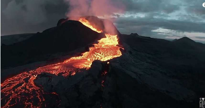 國外攝影師拍下冰島火山爆發的震撼畫面，吸引多人觀看。（圖／翻攝自Joey Helms YouTube）