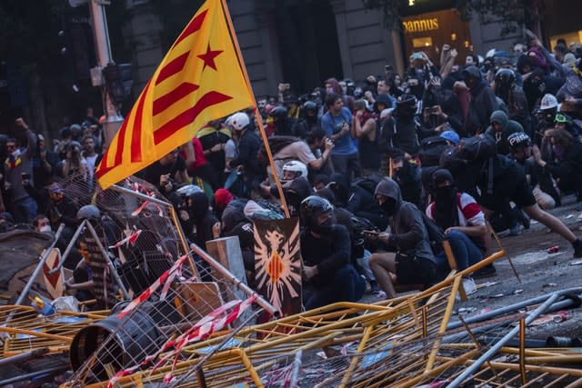 Catalan pro-independence clash with police in Barcelona 