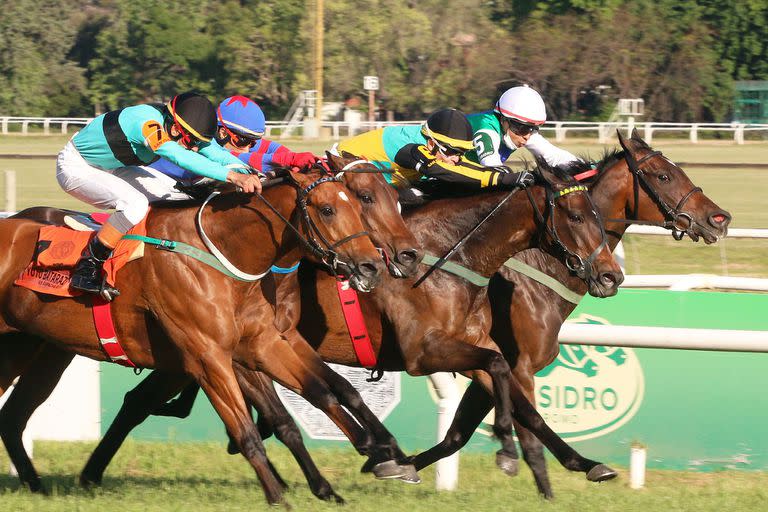 Senegalesca se filtró por los palos y se quedó con el GP Suipacha (G1); abierto, la escoltó Yuto Bataraz Key, quedando entre ellos Queen Liz y Agiosto