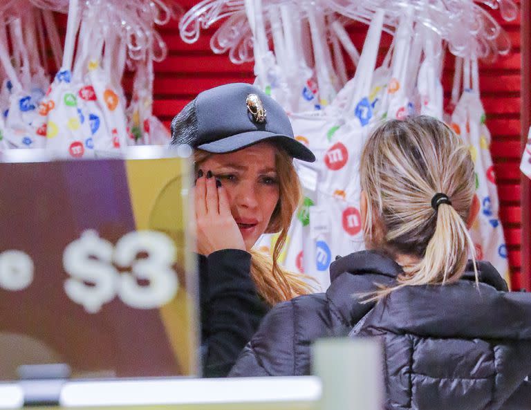 Shakira llorando mientras charla con una fan en el local de M&M; de Times Square