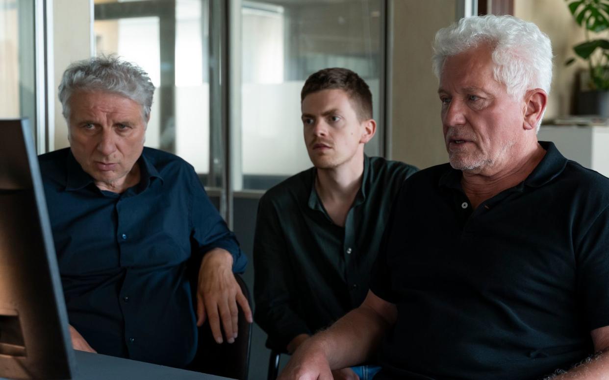 Franz Leitmayr (Udo Wachtveitl, links), Kalli Hammermann (Ferdinand Hofer, Mitte) und Ivo Batic (Miroslav Nemec) sind entsetzt von den Gewaltvideos im Netz. Einigen Zuschauern war der Tatort zu grausam (Bild: BR/Bavaria Fiction GmbH/Linda Gschwentner)