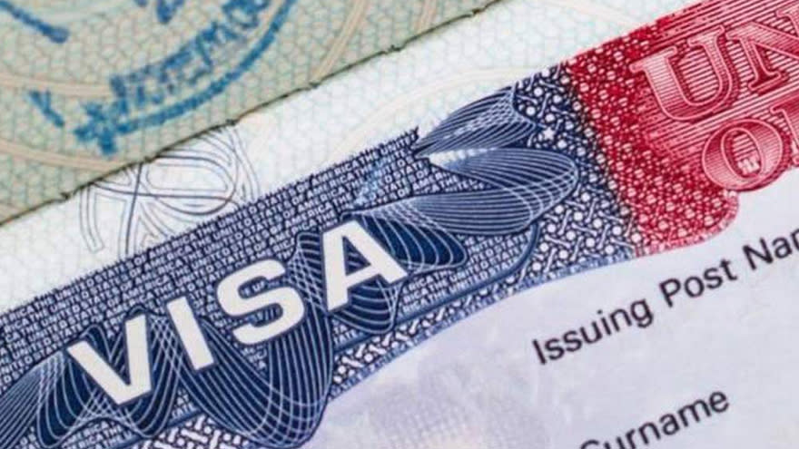 La visa de turista estadounidense permite al solicitante permanece por 6 meses o menos en el país.