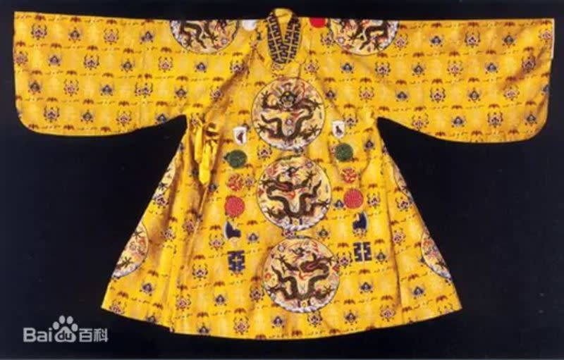 固倫榮憲公主屍體被發現時身著龍袍，足見康熙皇帝對這個女兒的寵受。（概述圖／翻攝百度百科）