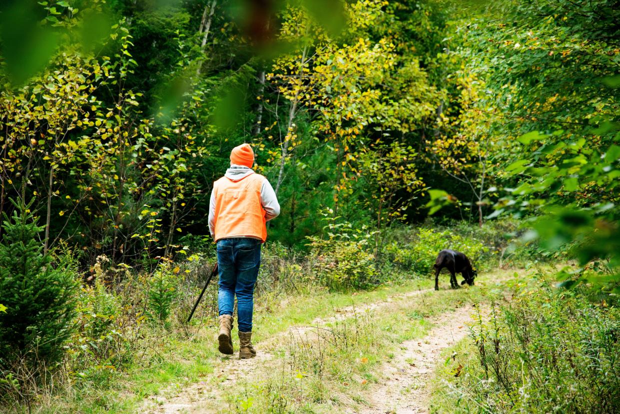 Photo d'illustration d'un adolescent en train de chasser avec son chien par Fertnig via Getty Images