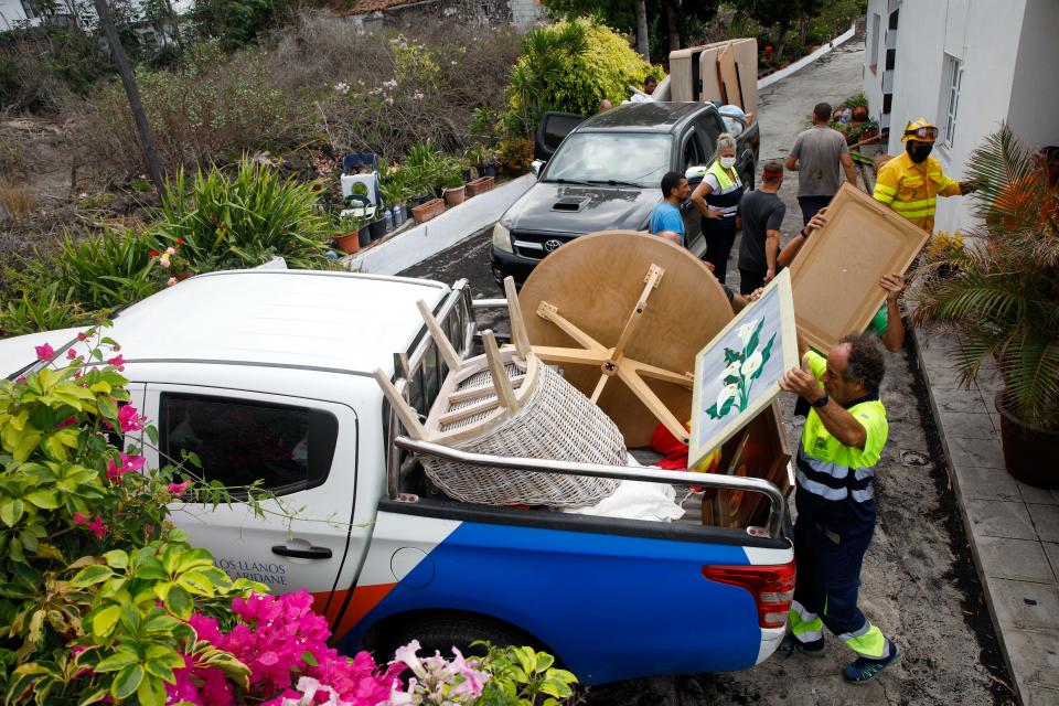 <p>En numerosas casas de la isla canaria esta imagen se ha repetido: los residentes acarreando todo lo posible para salvar las pertenencias de la lava. (Photo By Kike Rincon/Europa Press via Getty Images)</p> 