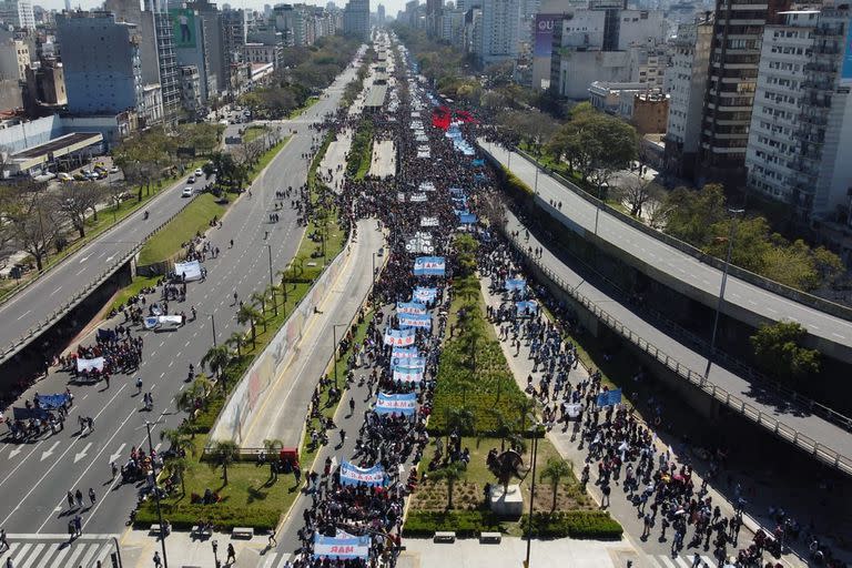 Caos de tránsito en en el centro porteño por la marcha que distintas organizaciones sociales realizan al Ministerio de Desarrollo Social