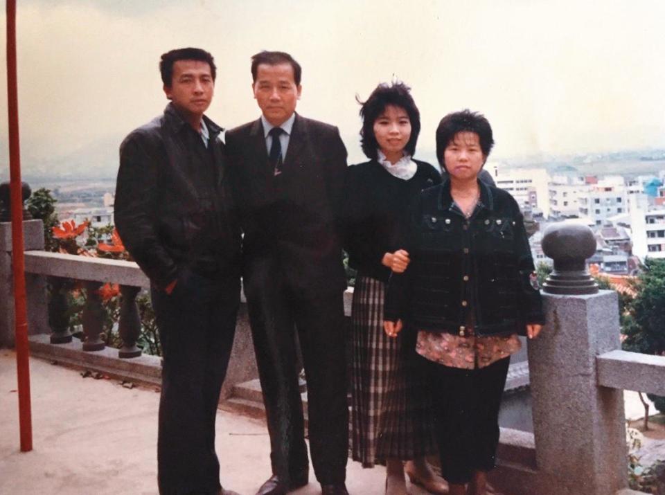 林復準（左2）出身屏東東港，除了大女兒（右2）自營眼鏡行，大兒子（左）、三女兒（右）都在傳說藝品工作。（林復準提供）
