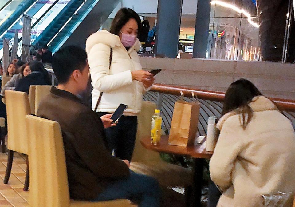 1月11日21：48，吳亞馨忙著回手機訊息，張承中乖乖坐在她旁邊等待。