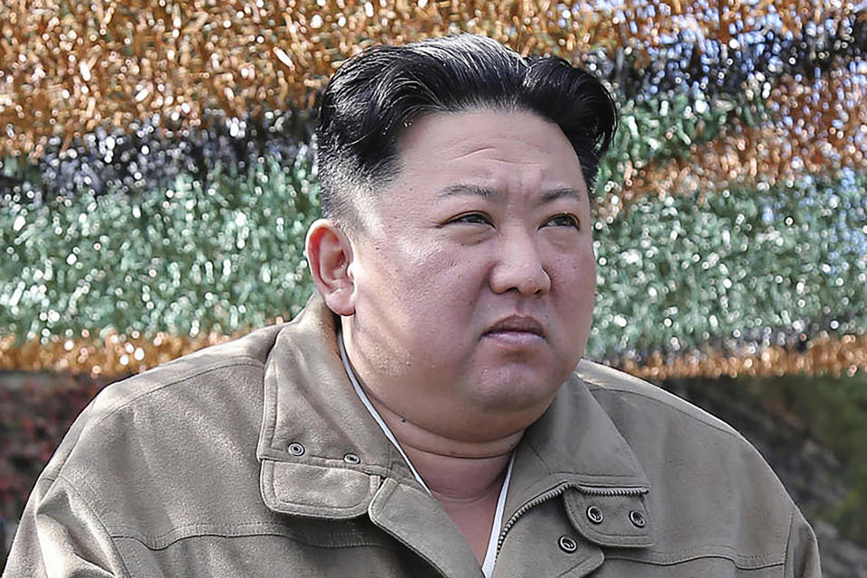ARCHIVO - En esta fotografía distribuida por el gobierno norcoreano, el líder Kim Jong Un inspecciona ejercicios militares en un lugar no revelado el 8 de octubre de 2022, en Corea del Norte. El contenido de esta imagen no puede ser verificado en forma independiente. (Agencia Central de Noticias Coreana/Servicio de Noticias de Corea vía AP)