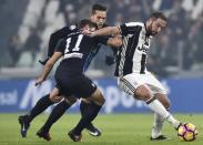 Football Soccer - Juventus v Atalanta - Italian Serie A - Juventus stadium, Turin, Italy - 3/12/16 - Juventus' Gonzalo Higuain in action with Atalanta's Remo Freuler . REUTERS/Giorgio Perottino