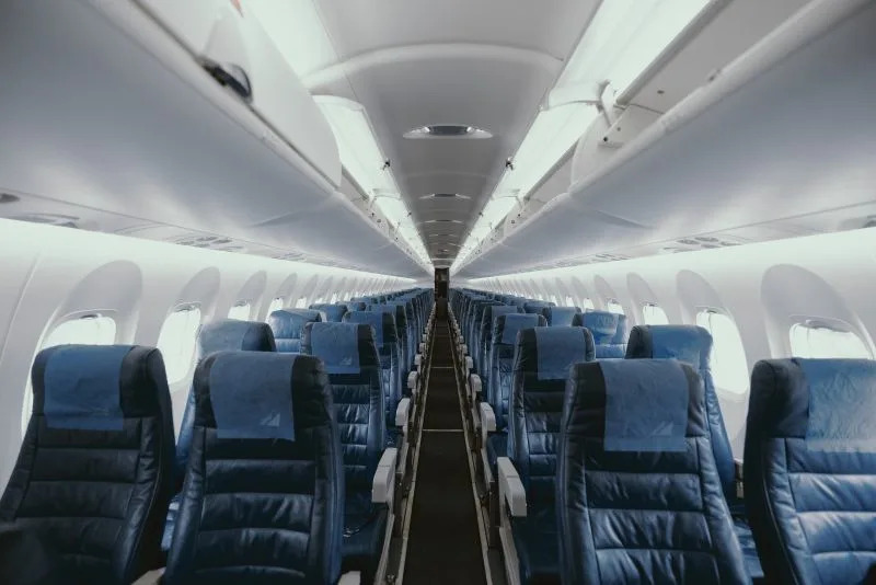 ▲空姐提醒飛機上最髒的區域，其實是座椅後的置物區。（示意圖／取自unsplash）