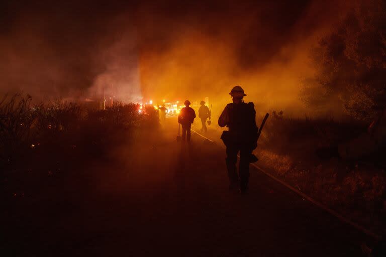 Los bomberos trabajan contra el avance del Post Fire el domingo 16 de junio de 2024 en Gorman, California