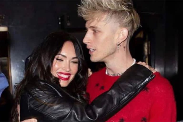 En una extraña ceremonia, Megan Fox y Machine Gun Kelly sellaron su compromiso