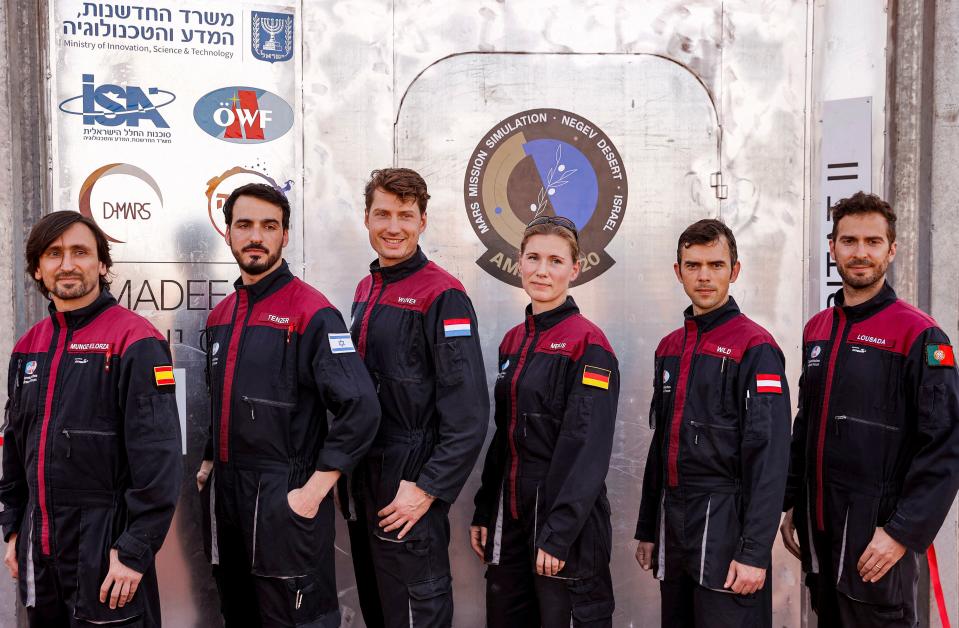 <p>Los astronautas participantes son el español Iñigo Muñoz Elorza, el israelí Alon Tenzer, el neerlandés Thomas Wijnen, la alemana Anika Mehlis, el austríaco Robert Wild y el portugués Joao Lousada. (Foto: Jack Guez / AFP / Getty Images).</p> 