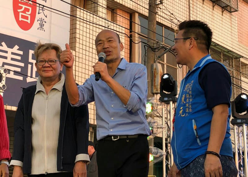 資深音樂人鄭進一（左）日前南下高雄為國民黨高雄市長參選人韓國瑜（中）站台，圖片來源：中央社