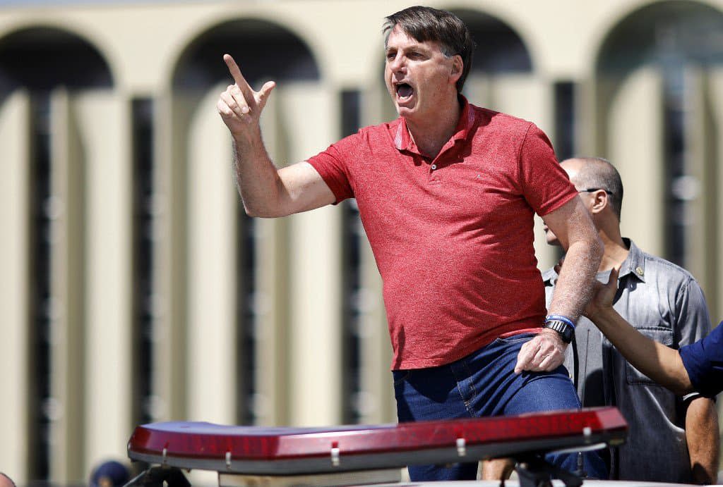 Le président brésilien Jair Bolsonaro haranguant des manifestants anti-confinement à Brasilia, le 19 avril 2020. - AFP - Sergio Lima