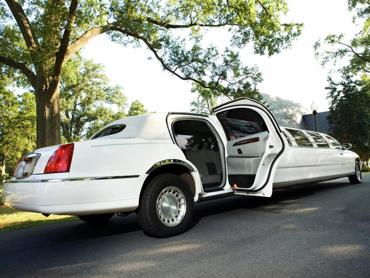 US funeral homes are offering elderly voters free limo rides to the polls on election day in conjunction with The National Funeral Directors & Morticians Association (NFDMA) and the National Urban League (NUL).