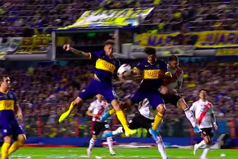 Una mano no intencional de Emmanuel Mas derivó en un gol de Eduardo Salvio en el Boca 1 vs. River 0 de vuelta de una semifinal por la Copa Libertadores de 2019; el tanto fue anulado, pero con el criterio que regirá desde 1 de julio no lo habría sido.