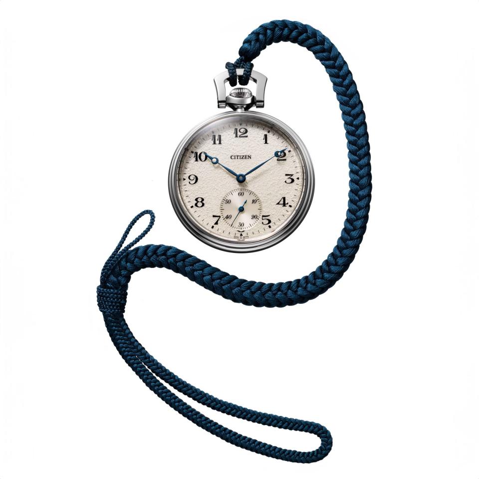 NC2990-94A製錶百週年限量懷錶匯集初代懷錶的眾多經典元素，還加入像是面盤裝飾、傳統工藝錶繩等日本元素。