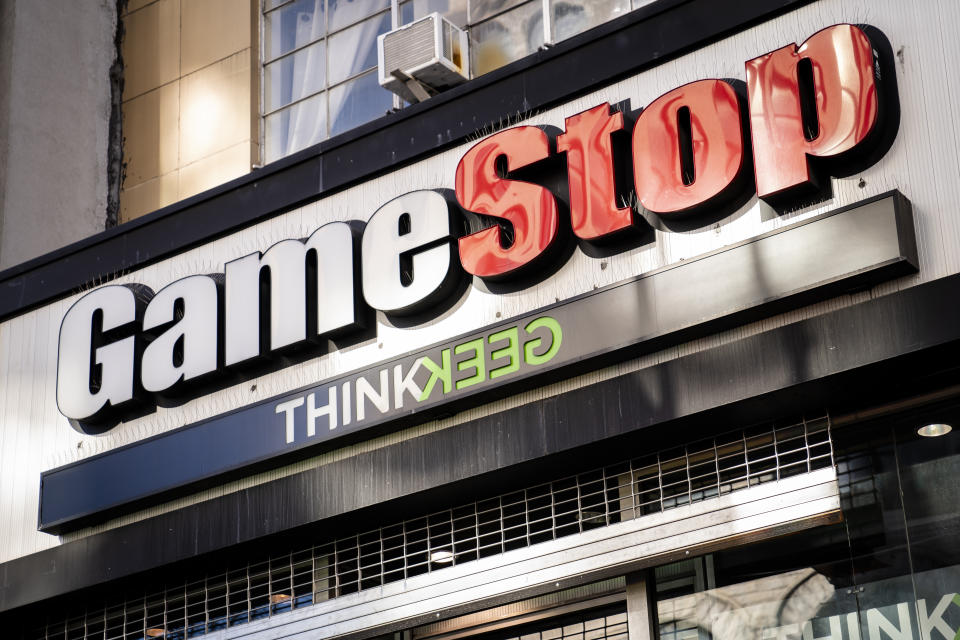 W środę akcje GameStop spadły, co sugeruje, że wzrost popularności memów wygasł.  (AP Photo/John Minchillo, plik)