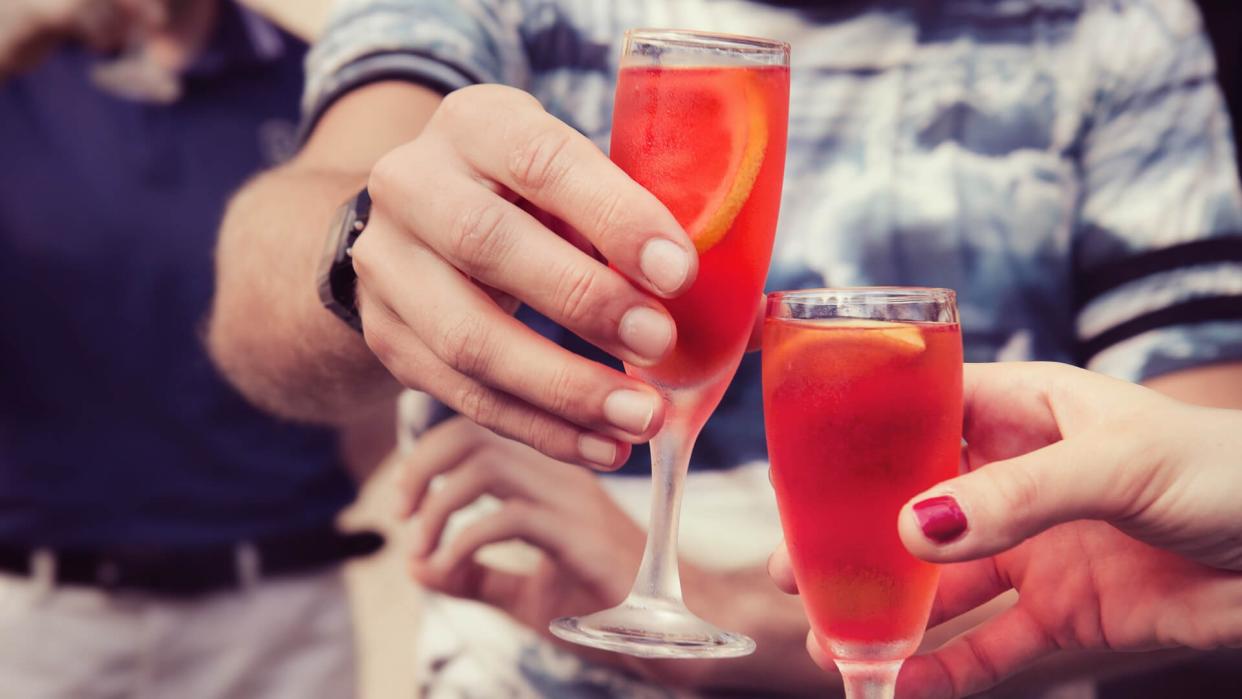 two friends cheersing drinks