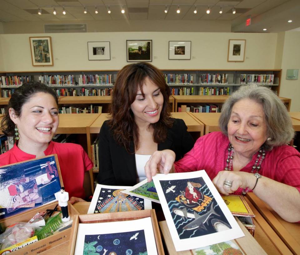 Denise Delgado, curadora de Miami-Dade Public Library, Gendry Bossano, curadora asistente junto a Magarita Cano. Al Diaz/Miami Herald Staff