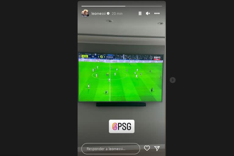 Sobre el final del primer tiempo, Lionel Messi subió una historia a su cuenta de Instagram; estaba siguiendo PSG-Racing de Estrasburgo.