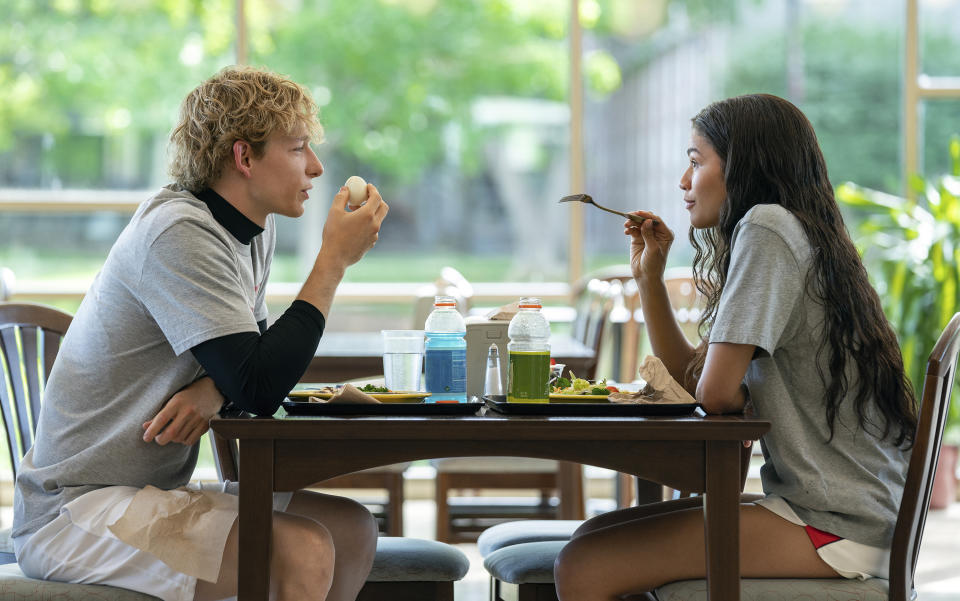 En esta imagen proporcionada por Metro Goldwyn Mayer Pictures, Mike Faist, izquierda, y Zendaya en una escena de "Challengers". (Metro Goldwyn Mayer Pictures vía AP)