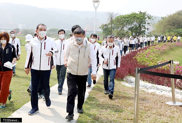 雙北合作交流平台昨（廿九）日在五股舉辦，新北市長侯友宜（前左）與台北市長柯文哲（前右）見證五股垃圾山翻轉綠地。（記者蘇春瑛攝）