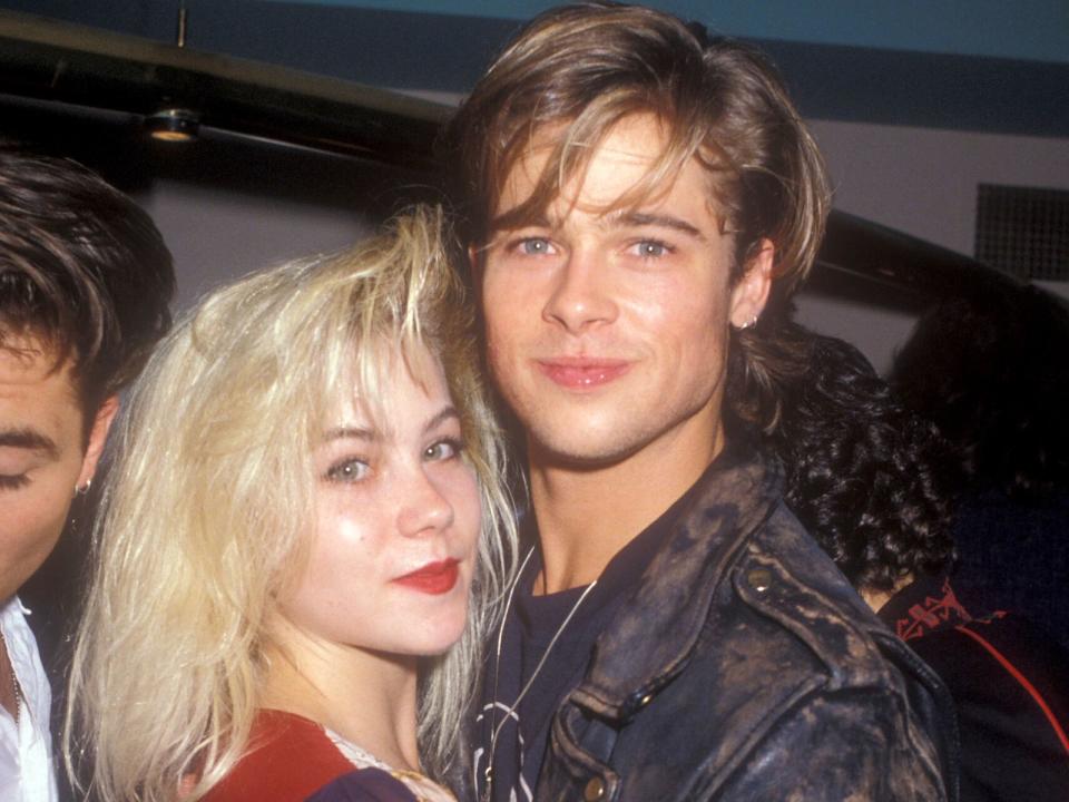 Hätten Sie den Burschen gleich erkannt? Es ist Brad Pitt Ende der 80-er, damals noch Neuling in Hollywood, während die Dame an seiner Seite bereits Star der Serie "Eine schrecklich nette Familie" war: Christina Applegate. Die beiden waren kurz ein Paar. Angeblich hat die damals 18-Jährige ihn irgendwann einfach stehen lassen. Brad Pitt stehen lassen - ist das zu fassen?