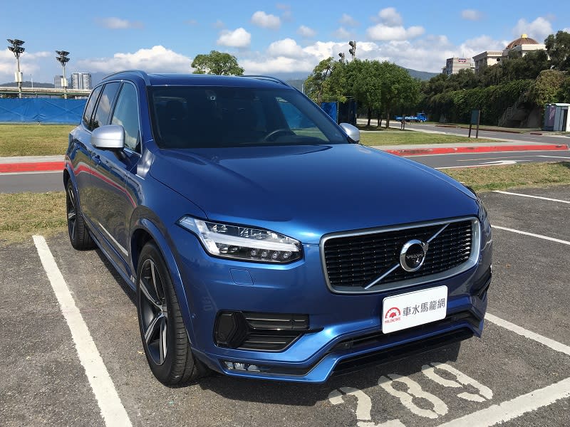 VOLVO XC90 T5 R-Design七人座LSUV，不僅擁有傑出的動力、操控性能，內裝安全與舒適配備更是豐富齊備。