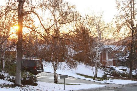 Snow covers a subdivision neighborhood after a storm brought snow to many southern California locales, in Yucaipa, California, December 31, 2014. REUTERS/David McNew