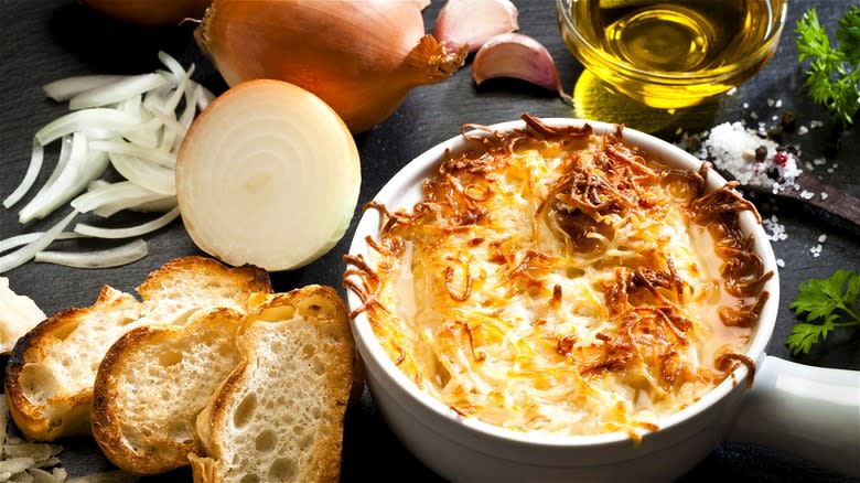 Onion soup with toasted bread 