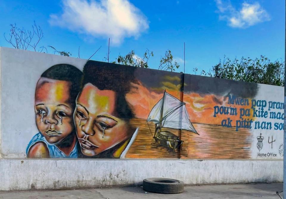 Un mural en la ciudad portuaria septentrional de Cabo Haitiano advierte a los haitianos de los peligros de la migración ilegal.