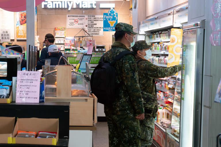 Soldados taiwaneses compran en un supermercado de la isla de Nangan, en las islas Matsu de Taiwán, el 10 de abril de 2023. 