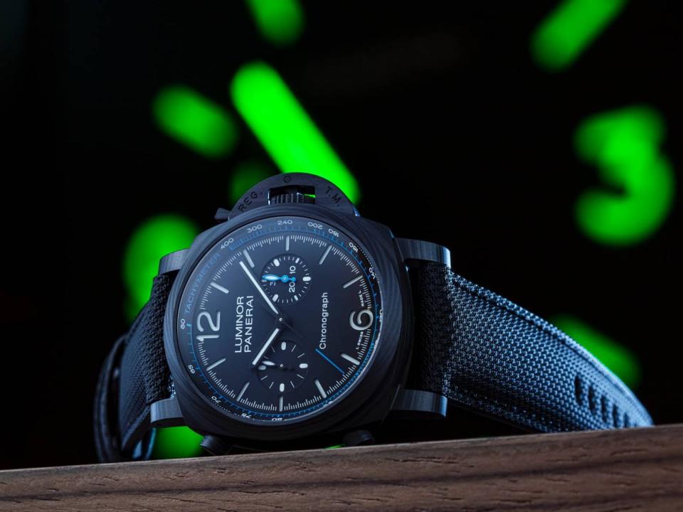 在沛納海「台北101」全新專賣店內展出的Luminor Chrono Carbotech™ PAM01219腕錶。此錶配備44毫米Carbotech™碳纖維複合材質錶殼、夜光大時標和獨樹一格的小秒盤。Carbotech™材質重量比鈦金屬和精鋼分別輕14%和36%，使腕錶更舒適，耐用性也提升。Carbotech™的結構主要是為了同時提升材料的設計美感與機械性能，先在多層碳纖維薄板中加入高科技聚合物PEEK，接著以特定溫度高壓黏合，形成更堅硬耐用的複合材質。在霧黑色錶盤烘托下，讓計時指示和小錶盤更加鮮明突出，與黑色背景構成活潑對比，以利使用者快速判讀不同功能，延續深植品牌DNA的夜光設計。定價約NT$510,000。