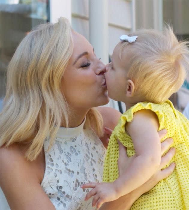 Carrie kisses her youngest daughter, Evie. Source: @carriebickmore/Instagram