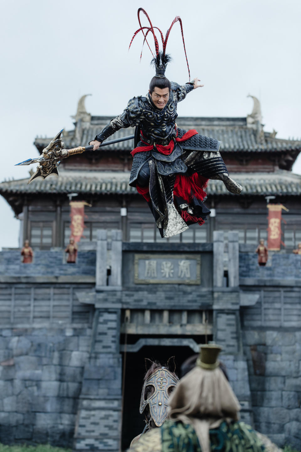 L&#xfc; Bu (Louis Koo) attacks in Dynasty Warriors (Netflix)