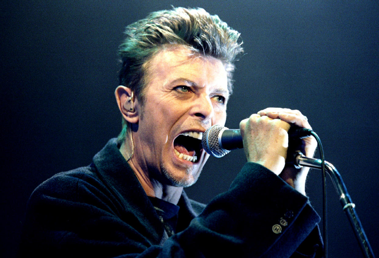 British Pop Star David Bowie screams into the microphone as he performs on stage during his concert in Vienna February 4, 1996. REUTERS/Leonhard Foeger/File Photo