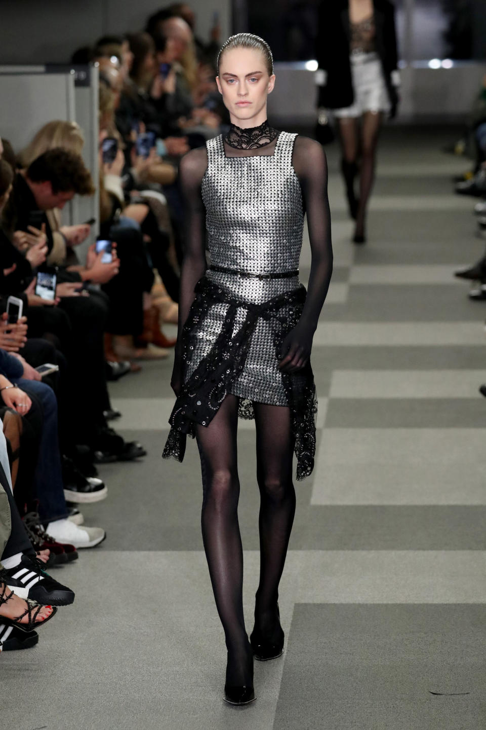 Einziger Unterschied zum Look von Huntington-Whiteley: Das Runway-Model trug schwarze Tights. (Bild: Getty Images)